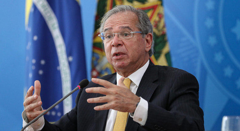 Guedes: 'Vou pedir aos governadores para não subir automaticamente, pois eles acabam faturando em cima da crise'