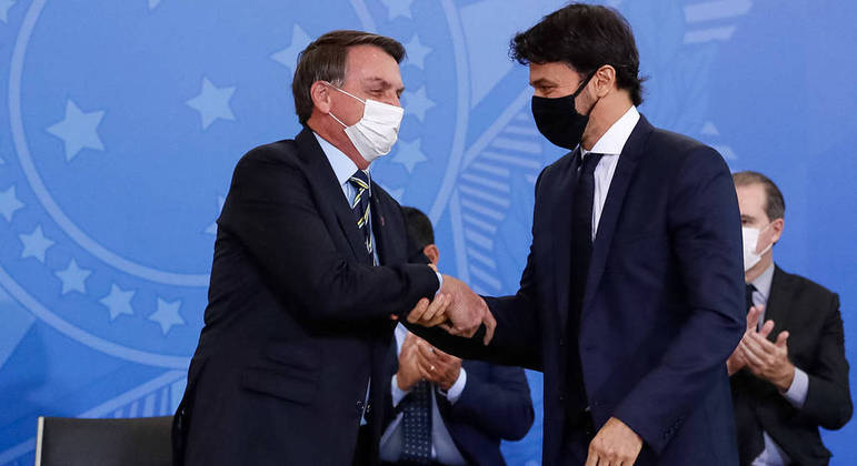 O presidente Jair Bolsonaro e o ministro Fábio Faria em evento no Palácio do Planalto