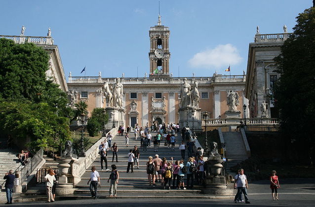 Praça do Capitólio - Projetada em grande parte por Michelangelo, tem uma estátua equestre de Marco Aurélio (réplica, já que a original foi transferida para o museu ao lado). 