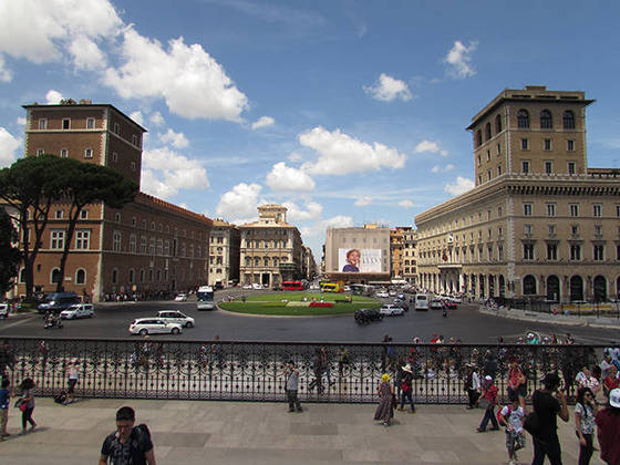 Praça Venezia - Fica no sopé do monte Capitolino. É um ponto de intersecção de importantes avenidas da cidade, tendo grande movimento. Em 2009, restos do Ateneu do imperador Adriano foram encontrados nas escavações do metrô na praça. 