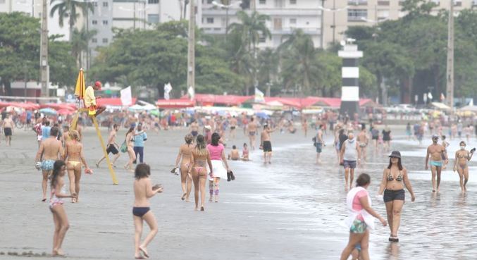 Movimento em praia de Santos neste domingo (27)