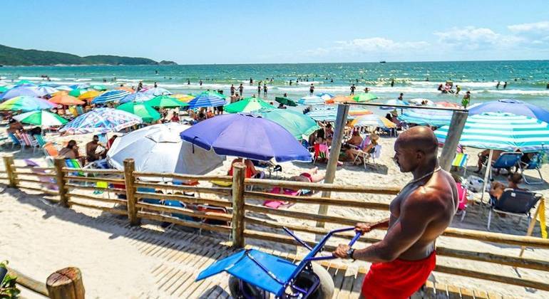 Com veto a blocos de Carnaval, sul da Bahia e litoral norte de SP têm praias lotadas
