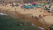 Com menos restrições, praias ficam lotadas no 1º dia do feriadão em SP