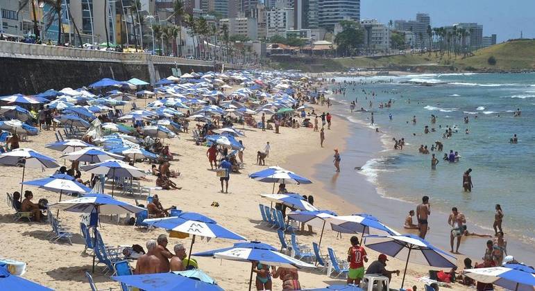 Praia da Barra, em Salvador. Ano de 2023 será bom para quem pretende viajar em feriadões