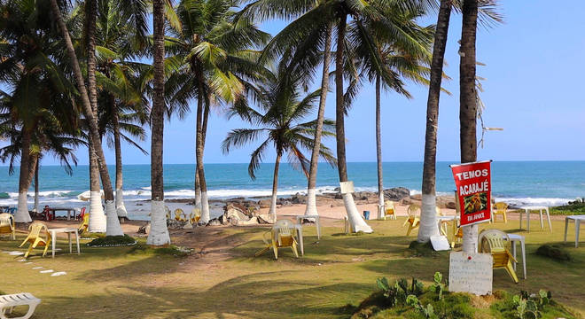 Quiosques vazios na praia da Pedro do Sal, em Salvador (BA)