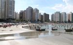 Praia das AstúriasA praia das Astúrias é uma das mais urbanizadas e famosas de Guarujá. Ela tem 1.100 metros de extensão e é a mais recomendada para os banhistas, principalmente os que têm filhos, por seu mar calmo. Nela também está localizado o mirante da Caixa-d’Água