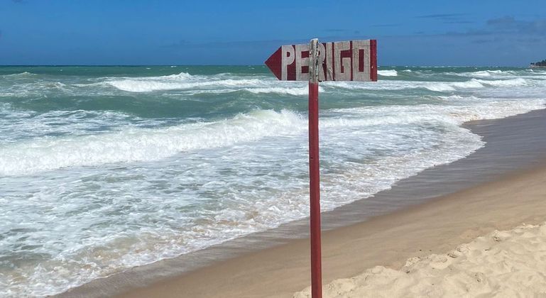 Segundo a prefeitura, praia onde aconteceu o afogamento tinha alertas aos banhistas