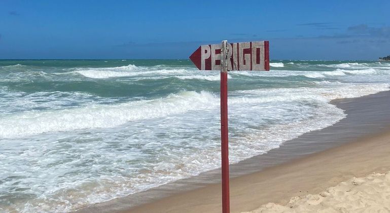 Praia onde brasilienses estavam hospedados é sinalizada com placas de perigo
