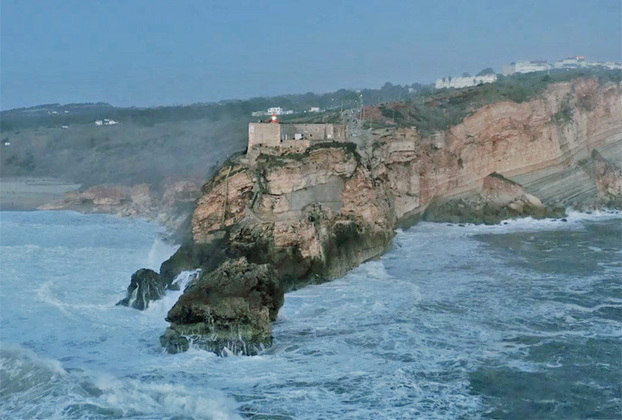 Praia de Nazaré - Portugal - Ao norte de Lisboa, Nazaré tem ondas gigantescas por causa da presença de um cânion submerso, uma fenda criada por tremor de terra, que faz com que as ondas ganhem força incomum em direção à costa.  