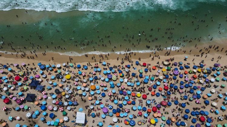 SudesteJaneiro e fevereiro serão marcados por pancadas de chuva frequentes, em razão do calor e da alta umidade. Março terá chuvas concentradas na primeira quinzena. Os quatro estados terão risco aumentado de problemas por excesso de precipitações, e a Grande SP poderá sofrer mais com alagamentos. A faixa litorânea de São Paulo e do Rio de Janeiro deve ter chuvas irregulares, concentradas em menos dias e mais dias de sol. Ondas de calor são possíveis, principalmente no leste da região, entre janeiro e fevereiro. Frentes frias serão menos frequentes