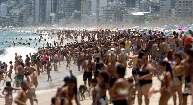 Praias do Rio de Janeiro seguem lotadas apesar da pandemia