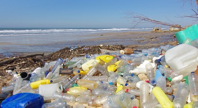 A reciclagem não tem sido suficiente para conter a poluição por plástico no mundo