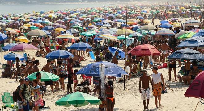 Movimentação em praia no Rio de Janeiro em uma sexta-feira de calor
