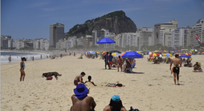 Movimentação na praia de Copacabana, no Rio de Janeiro (RJ)