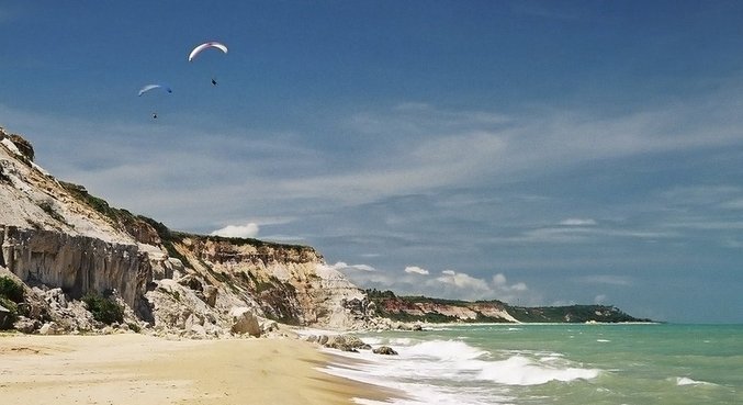 Governo da Bahia proibiu festas e diz que monitora eventos em destinos como Trancoso (foto de arquivo), no litoral sul da Bahia