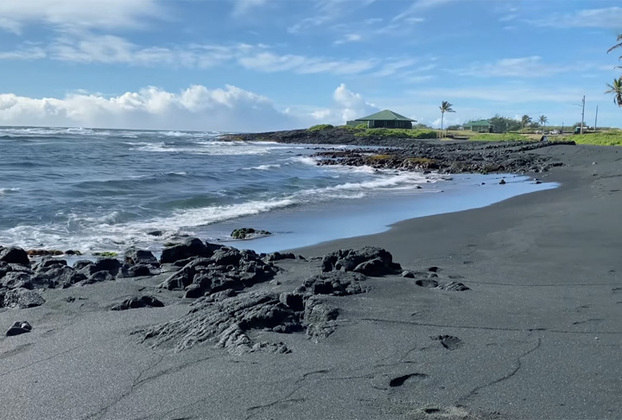 Praias de areia preta do Kilauea - Havaí - Essa região é castigada pelo vulcão do monte Kilaeua, que torna o local inseguro para nativos e visitantes. 
