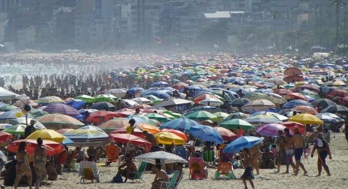 'Praias são o local mais seguro', afirma secretário de Saúde do Rio