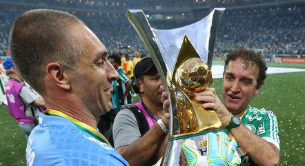 Prass e Cuca seguram a taça de campeão do Palmeiras no Campeonato Brasileiro de 2016