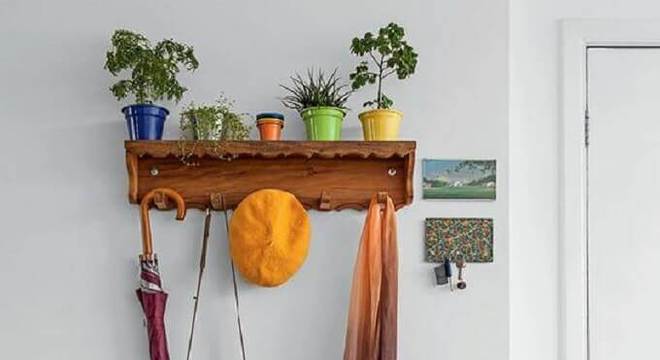 prateleira com cabideiro decorada com vasinhos