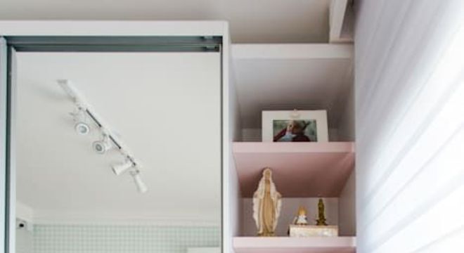 Prateleira com enfeites para quarto de menina