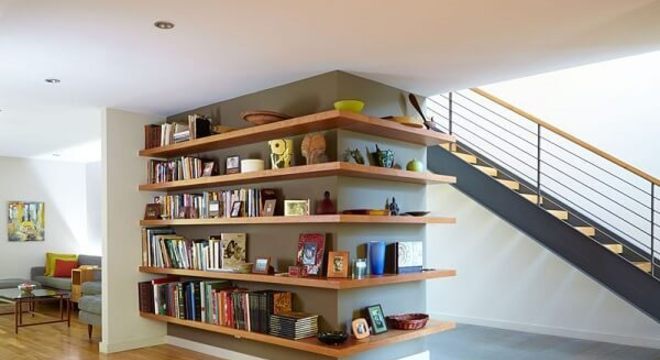 Prateleira de canto para apoio de livros e itens decorativos
