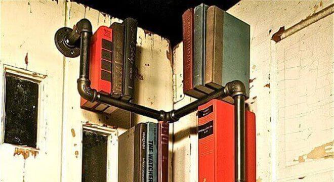 Prateleira para livros com design criativo formado por canos