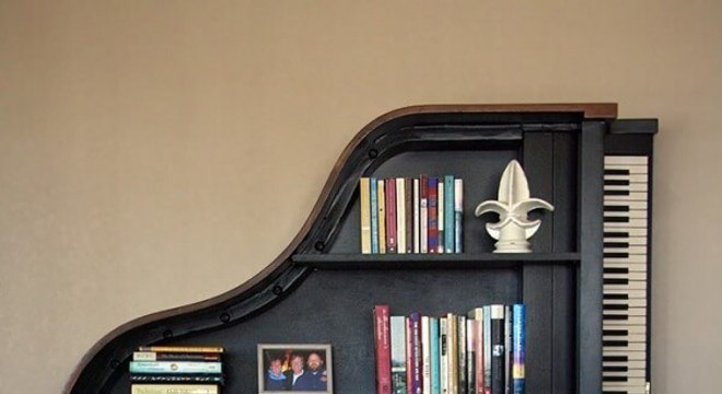 Prateleira para livros com design de piano