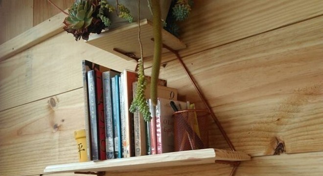 Prateleira para livros com design delicado