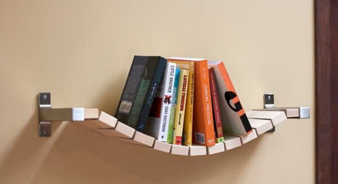 Prateleira para livros com design ousado feito de madeira