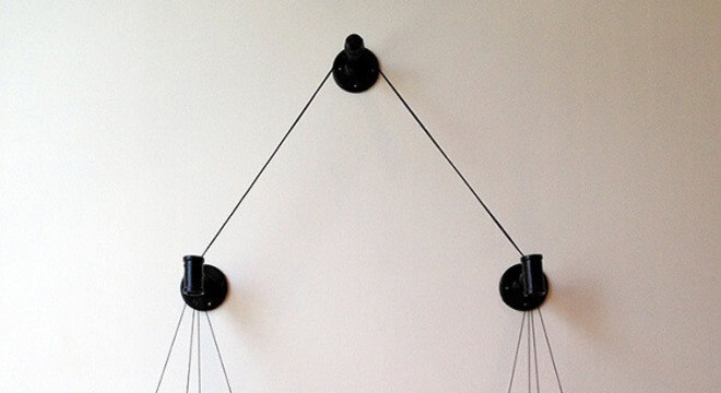 Prateleira para livros com estrutura de cabos