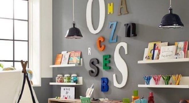 Prateleira para livros com estrutura de madeira