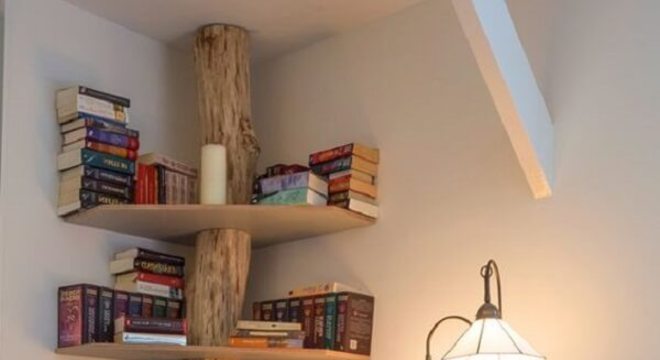 Prateleira para livros com estrutura rústica de tronco