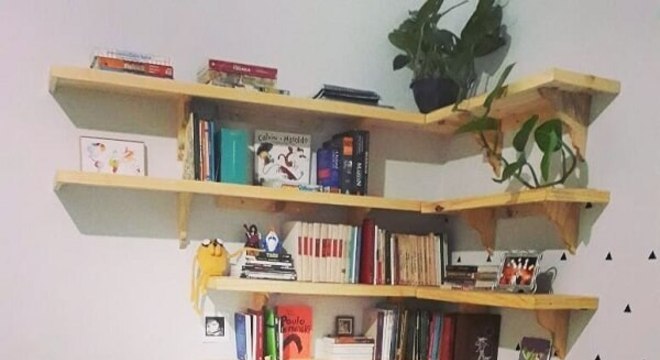Prateleira para livros com formato em l