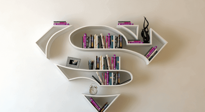 Prateleira para livros com o símbolo do Superman