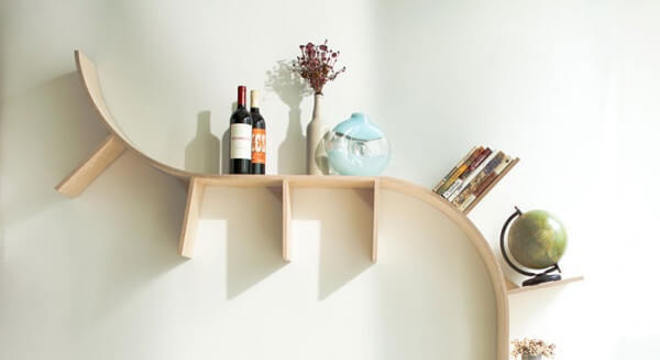 Prateleira para livros de madeira em formato curvo
