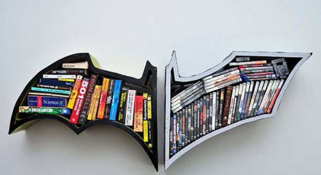 Prateleira para livros formado pelo simbolo do Batman