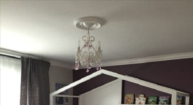 Prateleira para livros infantil embutida na estrutura da cama