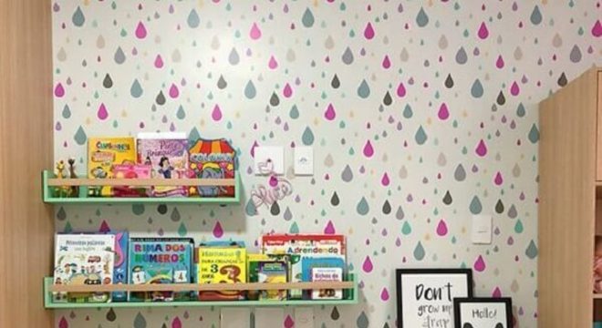 Prateleira para livros infantil posicionada acima da bancada de madeira