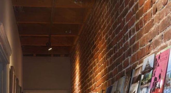 Prateleira para livros posicionadas no corredor