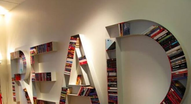 Prateleira para livros representando a palavra READ