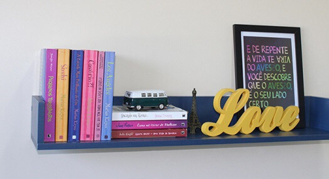 Prateleira serve de apoio para livros, quadro e letra em MDF