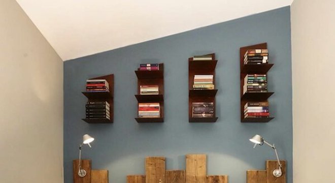 Prateleiras para livros de madeira acima da cabeceira da cama