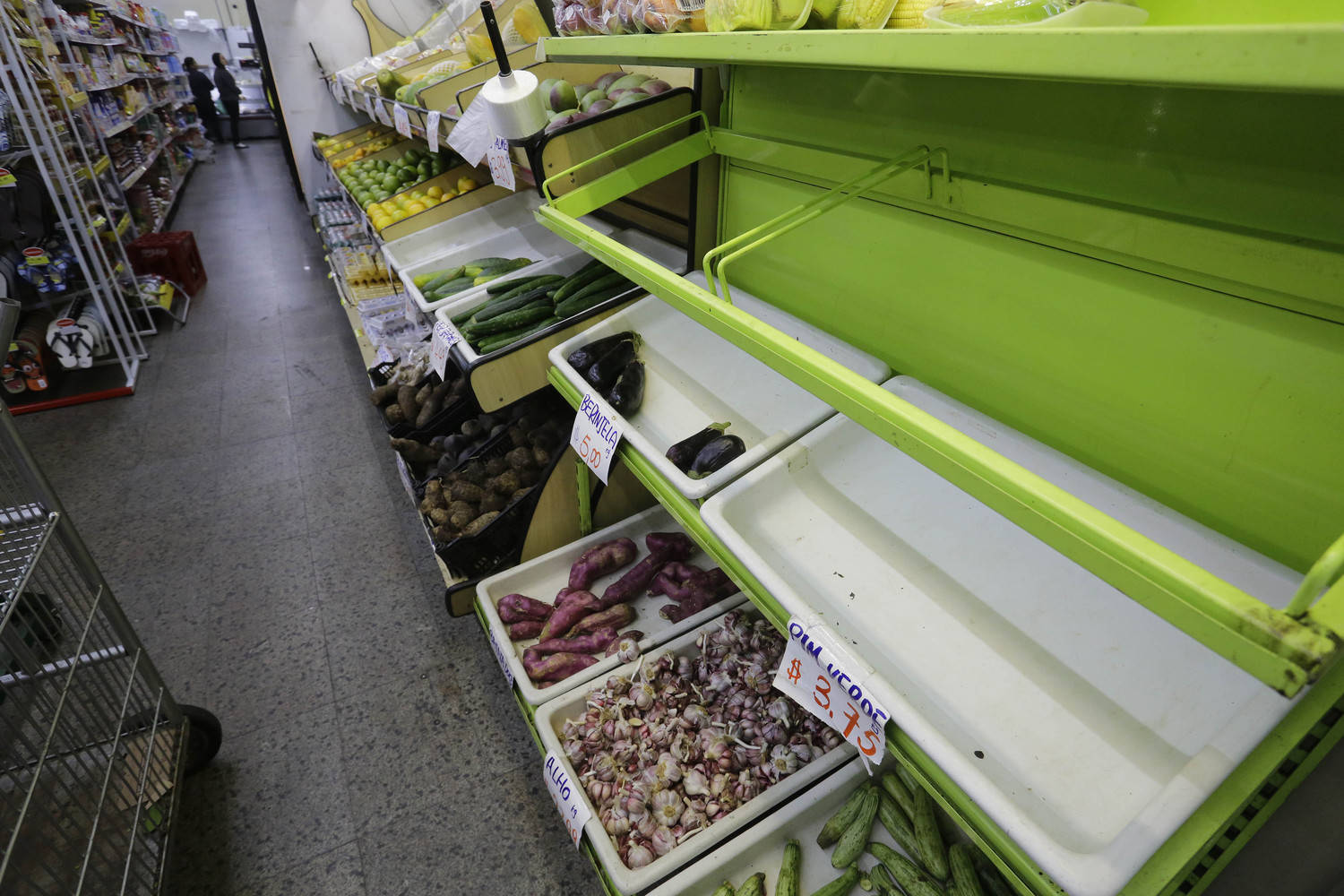 Resultado de imagem para prateleiras vazias na greve