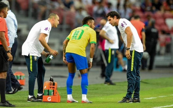 Praticamente um mês depois de ter se recuperado do problema no tornozelo, uma nova lesão atingiu o craque, no amistoso entre Brasil e Nigéria. Ao todo, foram 37 dias afastados dos gramados e seis jogos perdidos no PSG. 