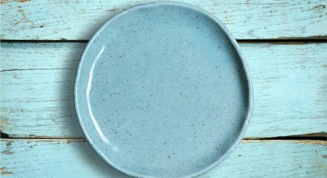 Para minimizar os riscos, coloque os alimentos em um material que não seja plástico, como cerâmica