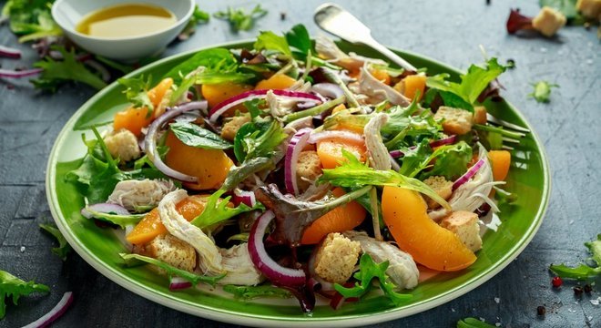 Prato de salada com verduras e legumes