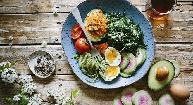 É importante que a base da dieta seja rica em vitaminas e minerais
