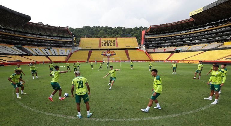 Elenco do Palmeiras na última atividade  no Equador antes de pegar o Emelec pela Libertadores
