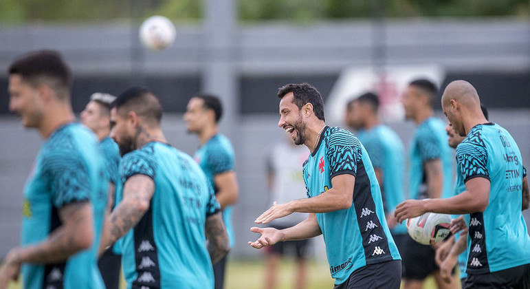 Nenê, líder do Vasco, em treino no CT Moacyr Barbosa