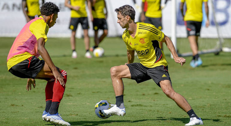 Rodrigo Caio (com a bola) em ação no treino do Flamengo; zagueiro pode voltar a ser titular